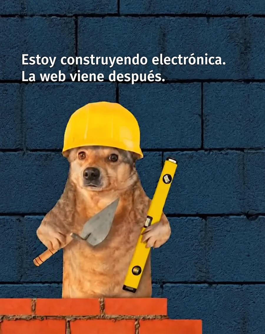 Un perrito albañil con casco amarillo. Estoy construyendo electrónica. La web viene después.